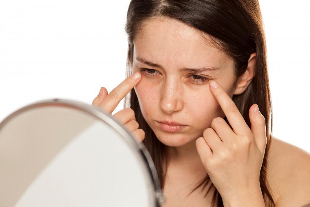 روغن پسته، می‌تواند التهابات، پف و سیاهی اطراف چشم را از بین ببرد: